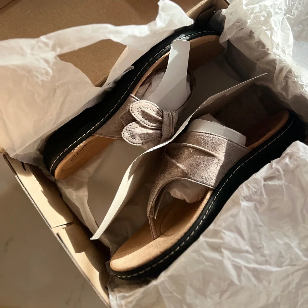 NWT Clarks Taupe Metallic Laurieann Rae Flat Sandal - Picture 10 of 13
